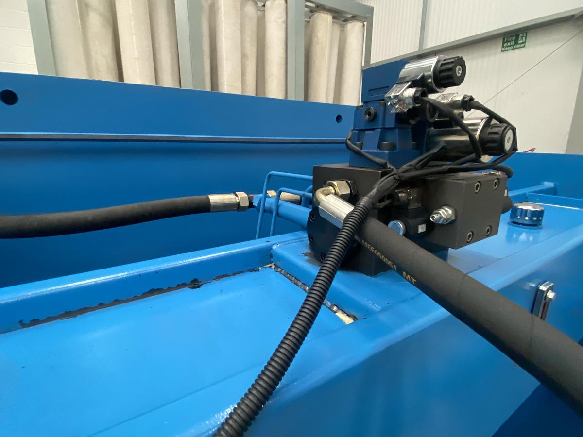 Used EDWARDS PEARSON EPT CNC ECO 3m x 135 ton Press brake