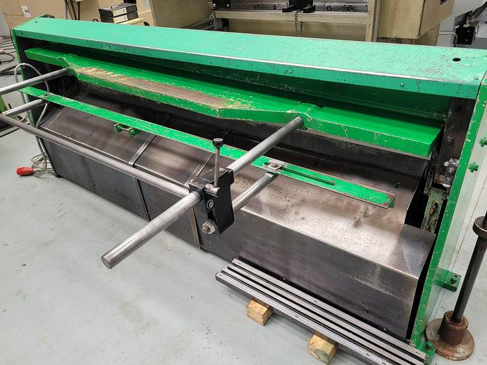 Used EDWARDS direct Drive 2.5m x 3mm Mechanical guillotine