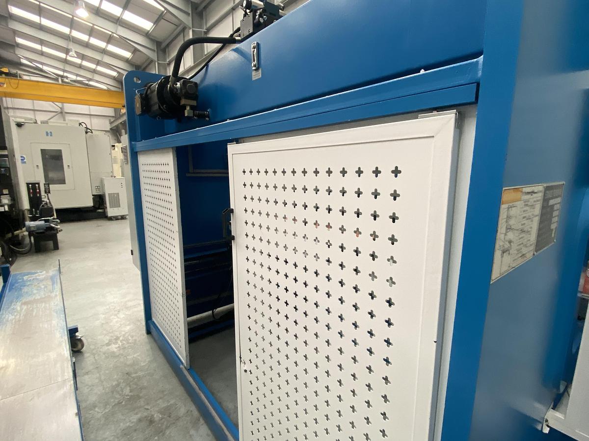 Used EDWARDS PEARSON EPT CNC ECO 3m x 135 ton Press brake