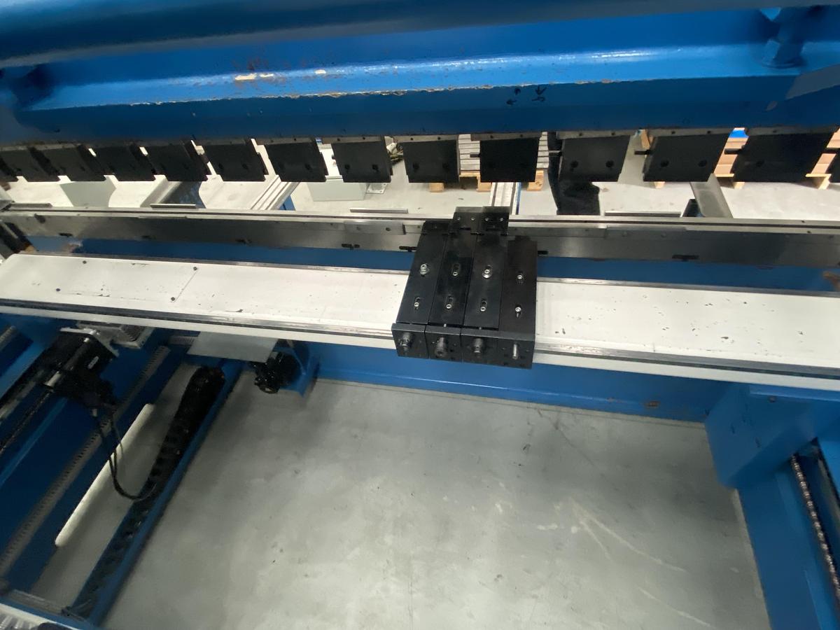 Used EDWARDS PEARSON EPT CNC ECO 3m x 135 ton Press brake