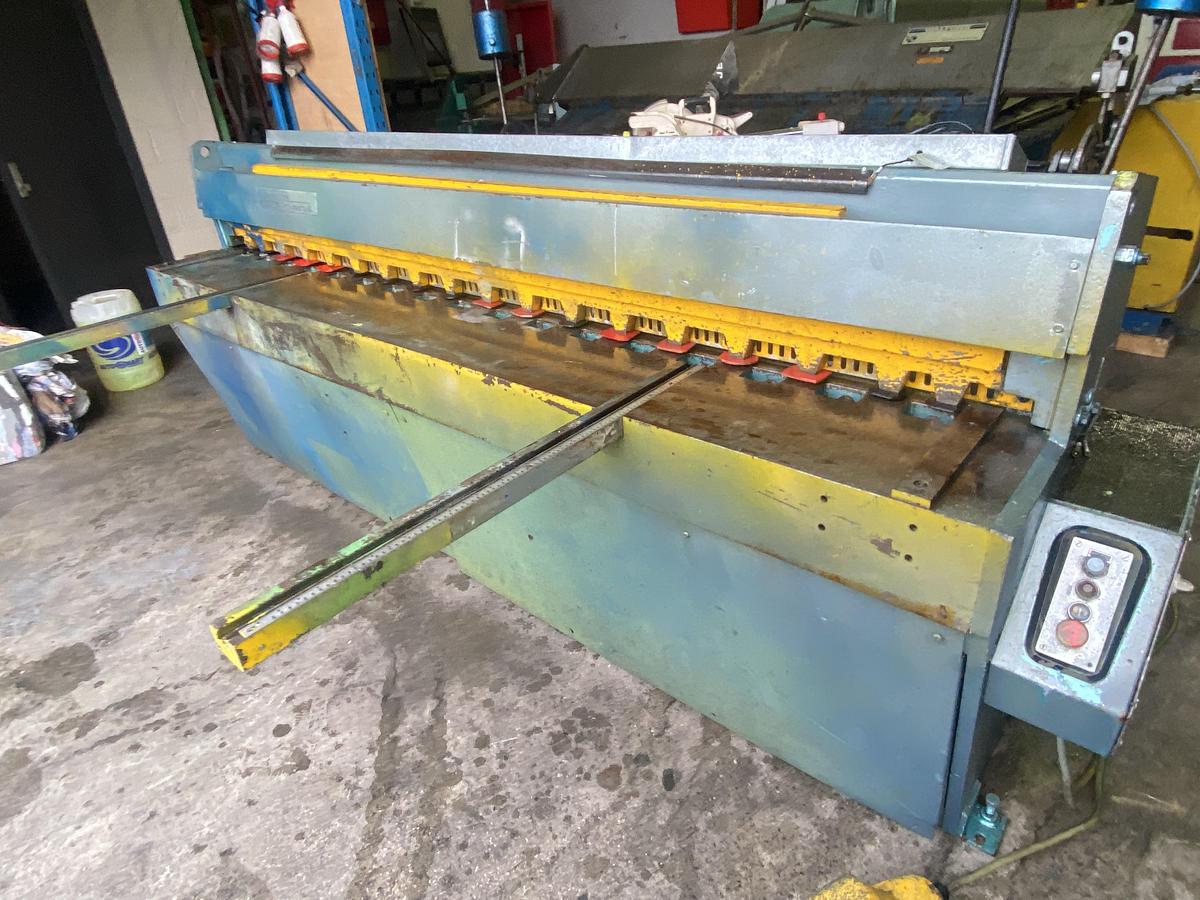 Used EDWARDS Direct Drive 2500mm x 3.25 mechanical guillotine 