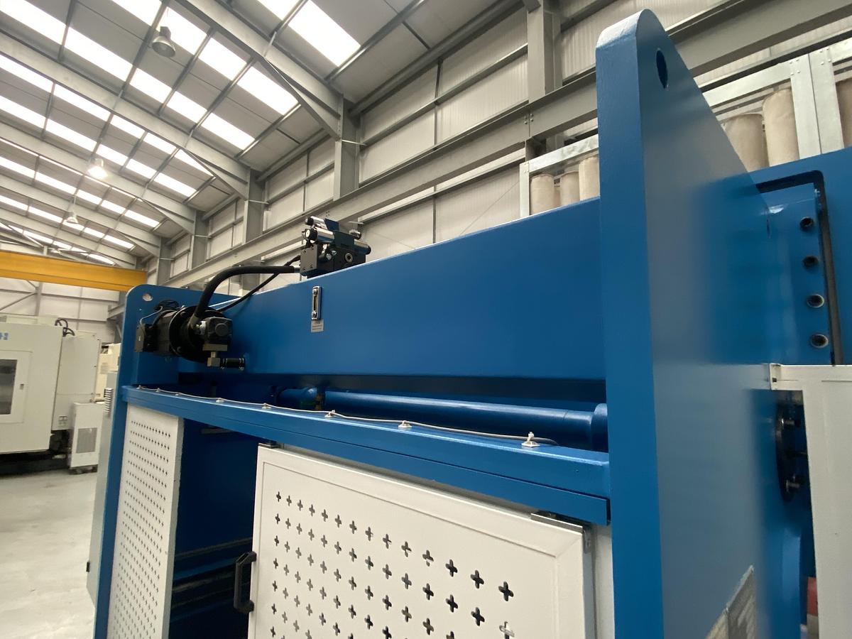 Used EDWARDS PEARSON EPT CNC ECO 3m x 135 ton Press brake