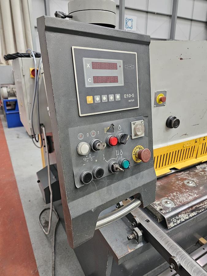 Used Mantech 3006   3m x 6.5mm Hydraulic swing beam guillotine