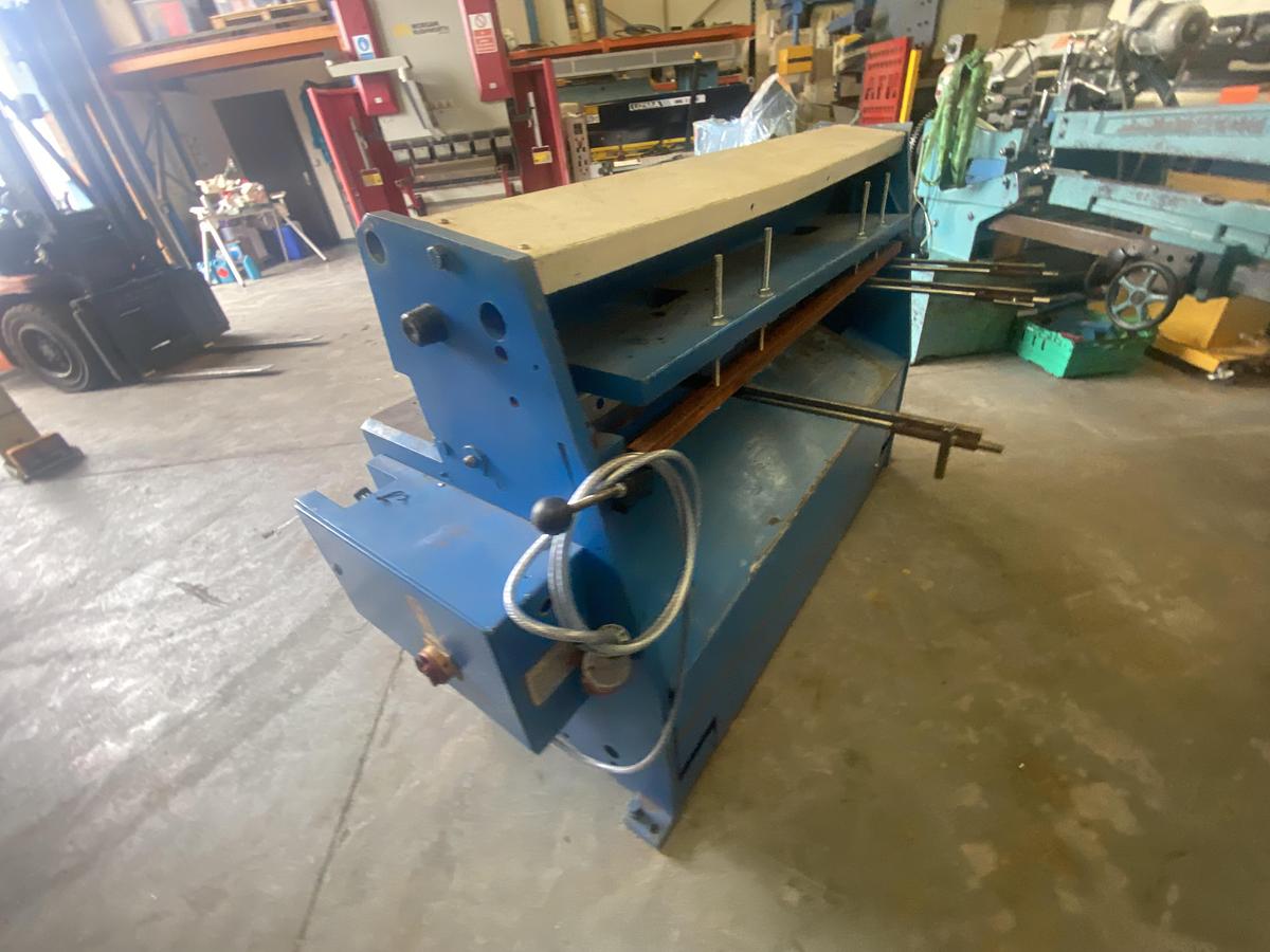 Used EDWARDS Direct Drive 1270mm x 3.2mm guillotine