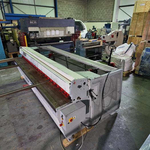 Used EDWARDS PEARSON 3m x 3mm Mechanical |Direct drive guillotine