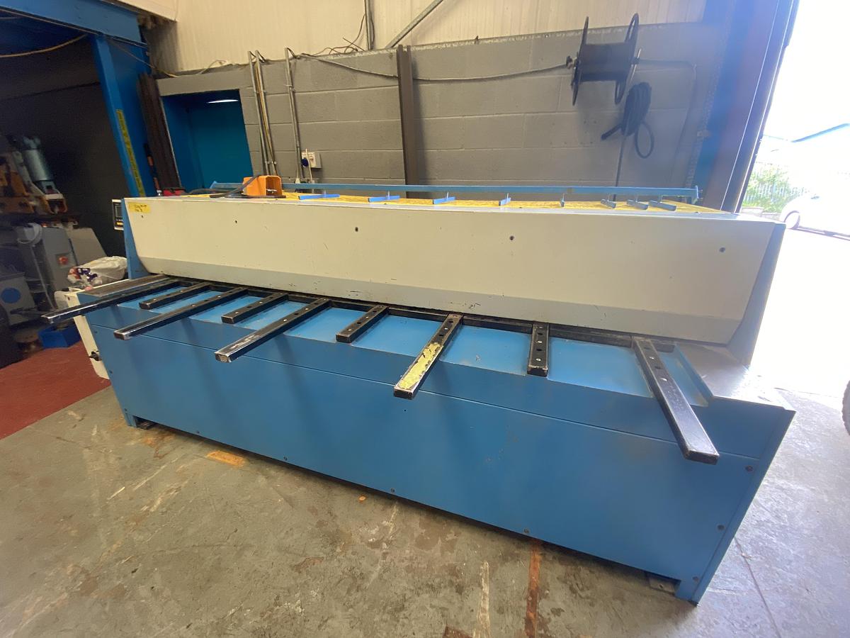 Used Mach Cut 2500mm x 3.2mm Mechanical guillotine