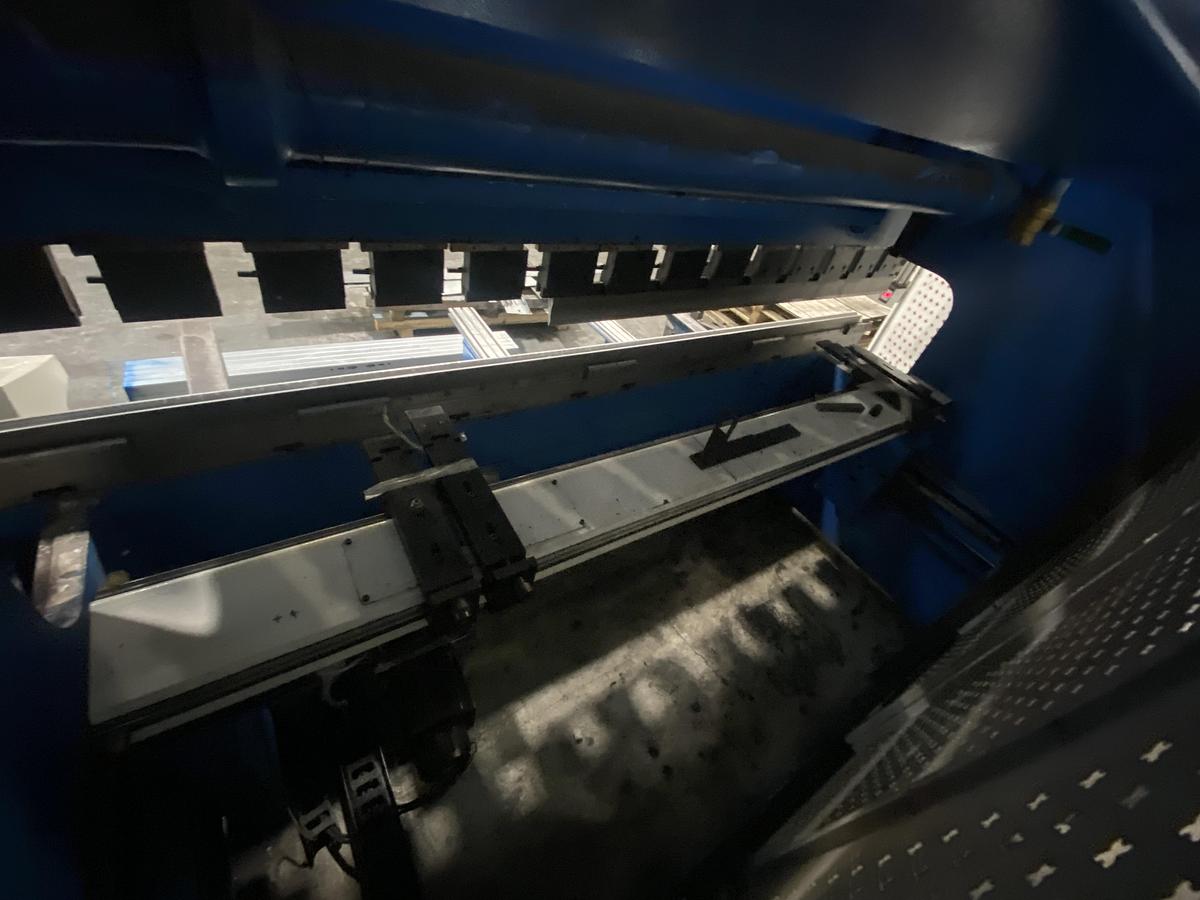 Used EDWARDS PEARSON EPT CNC ECO 3m x 135 ton Press brake