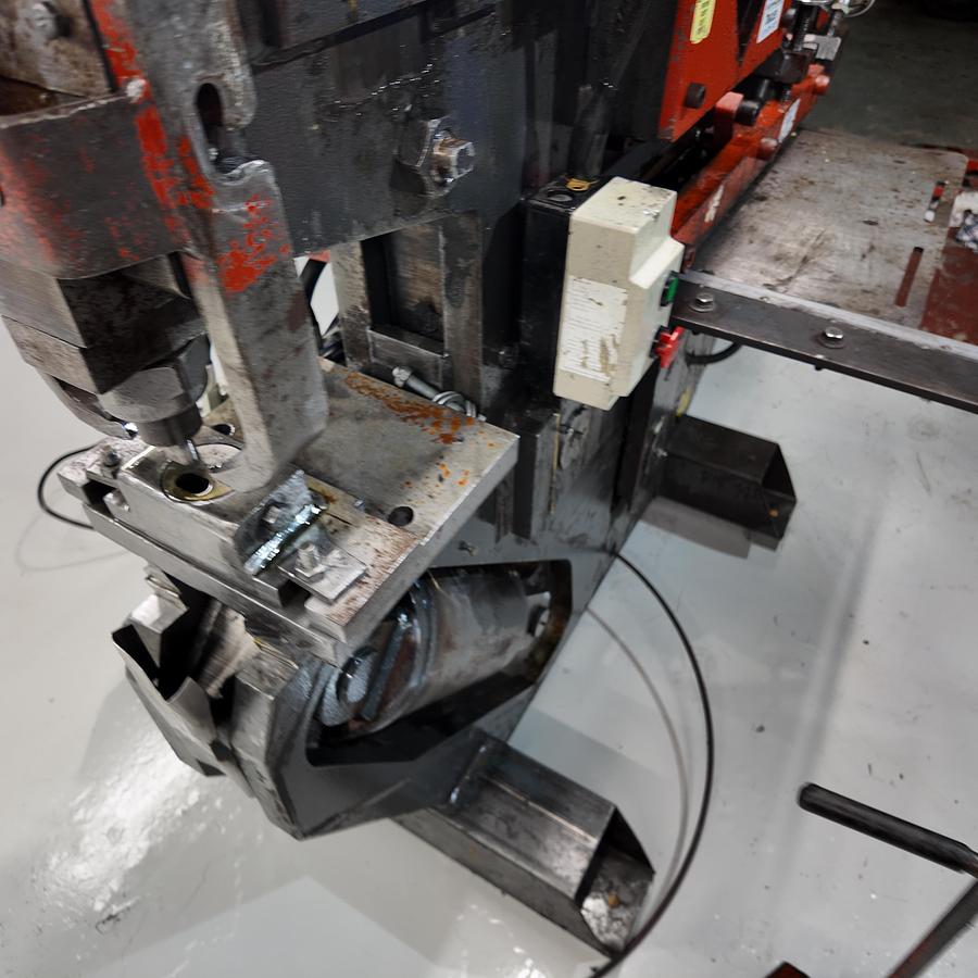 Used EDWARDS JAWS 115 ton V  Steelworker Iron worker