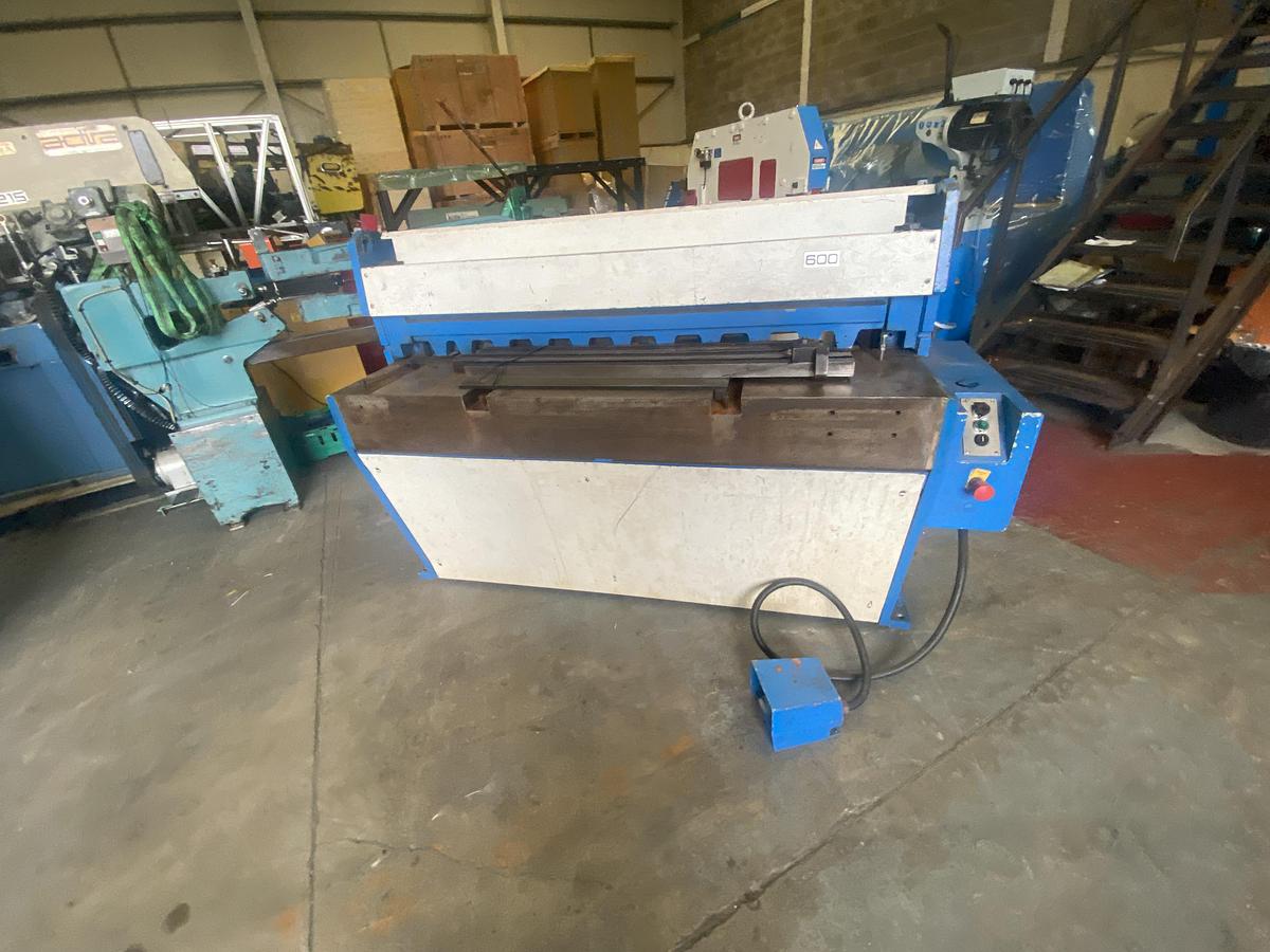 Used EDWARDS Direct Drive 1270mm x 3.2mm guillotine