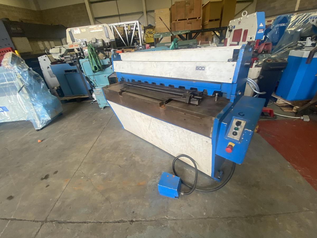 Used EDWARDS Direct Drive 1270mm x 3.2mm guillotine