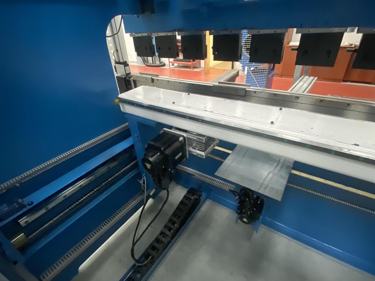 Used EDWARDS PEARSON EPT CNC ECO 3m x 135 ton Press brake