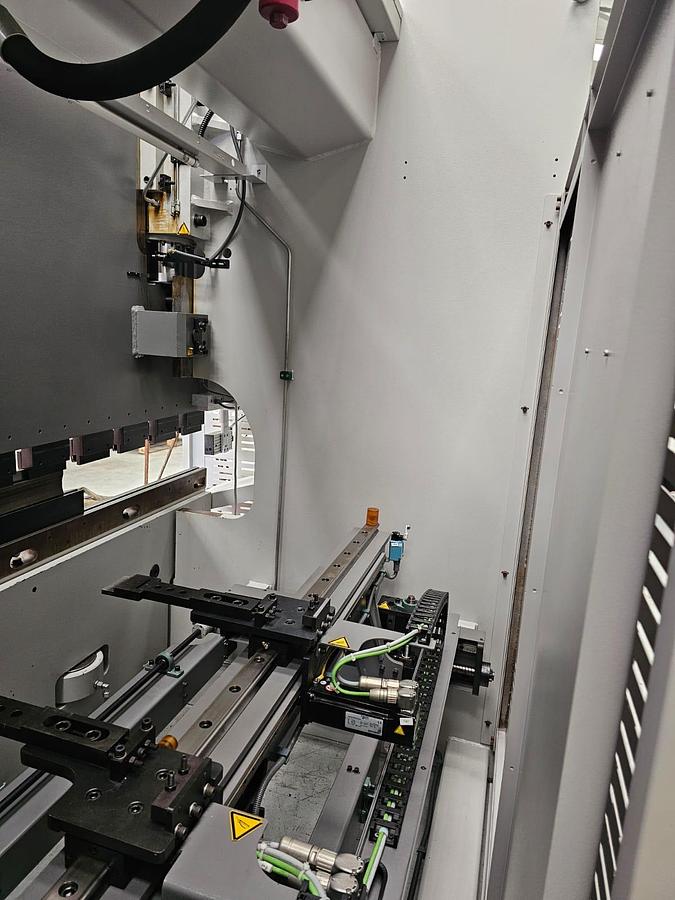 Used Bystronic Xact Smart  100 ton x 3m 6 axis cnc press brake