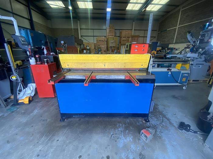 Used Press and shear 1300mm x 2.5 mm direct drive guillotine