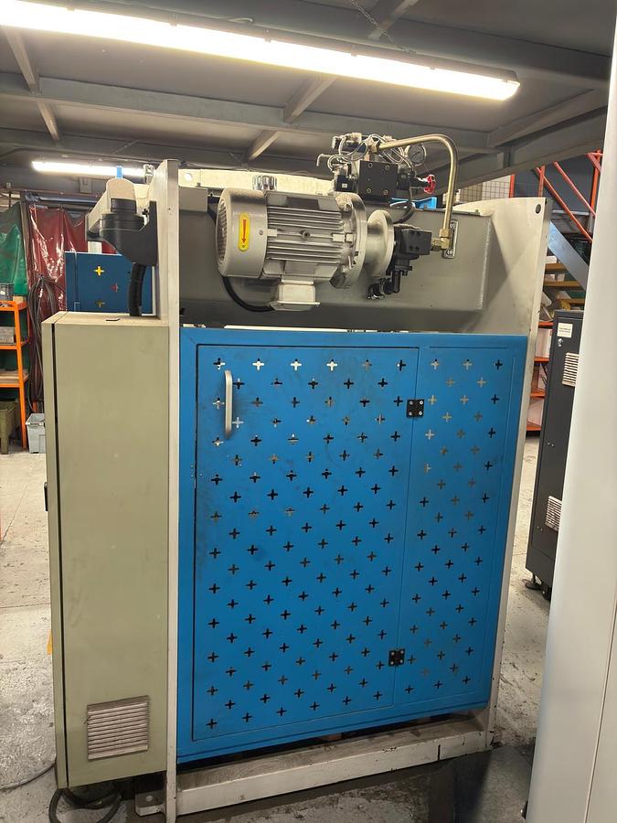 Used Mach 30 ton x 1300 cnc Press brake 