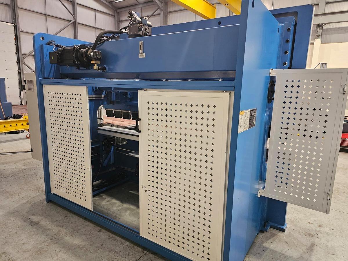 Used EDWARDS PEARSON EPT CNC ECO 3m x 135 ton Press brake