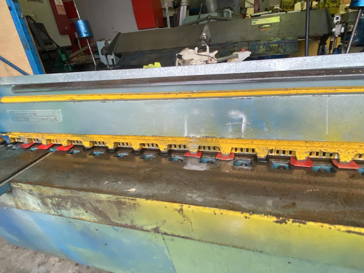 Used EDWARDS Direct Drive 2500mm x 3.25 mechanical guillotine 