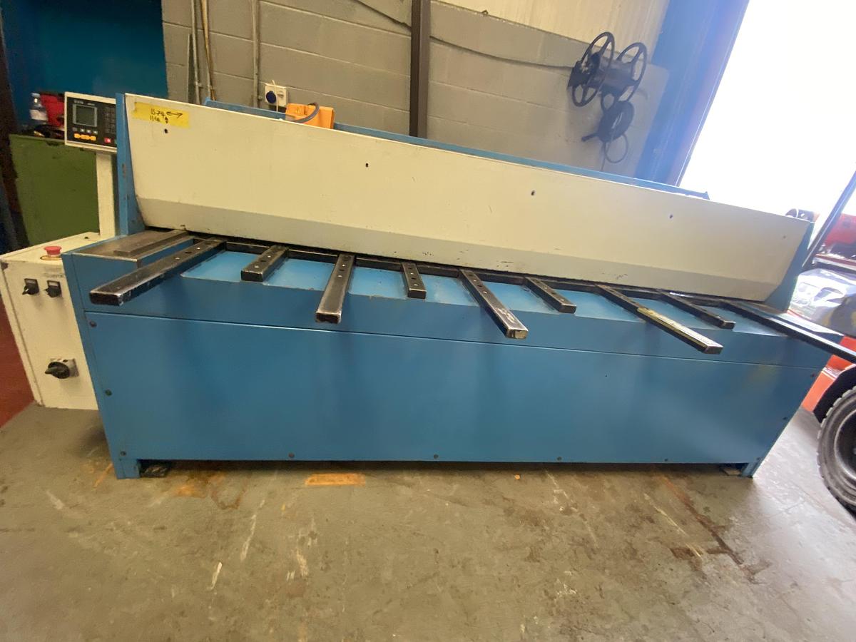 Used Mach Cut 2500mm x 3.2mm Mechanical guillotine