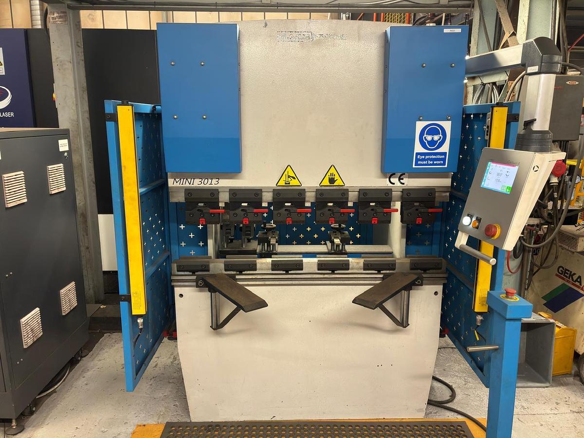 Used Mach 30 ton x 1300 cnc Press brake 