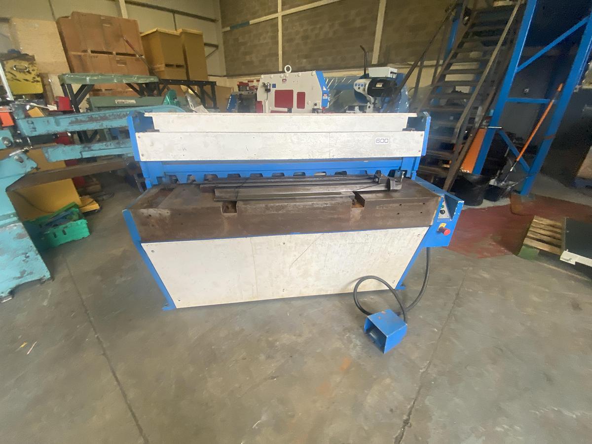 Used EDWARDS Direct Drive 1270mm x 3.2mm guillotine