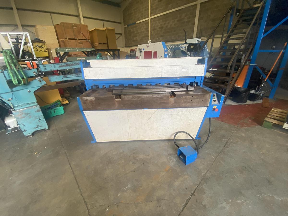 Used EDWARDS Direct Drive 1270mm x 3.2mm guillotine