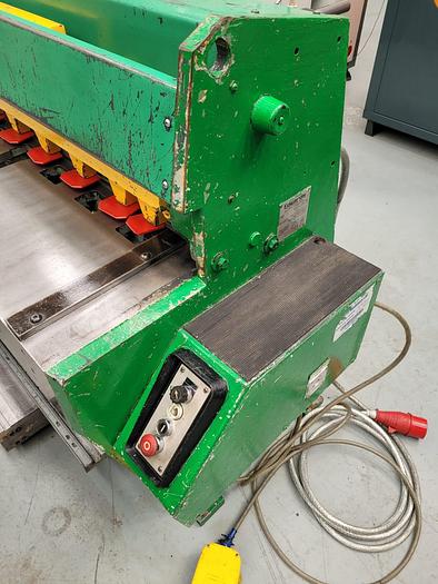 Used EDWARDS direct Drive 2.5m x 3mm Mechanical guillotine