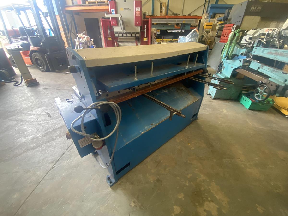 Used EDWARDS Direct Drive 1270mm x 3.2mm guillotine