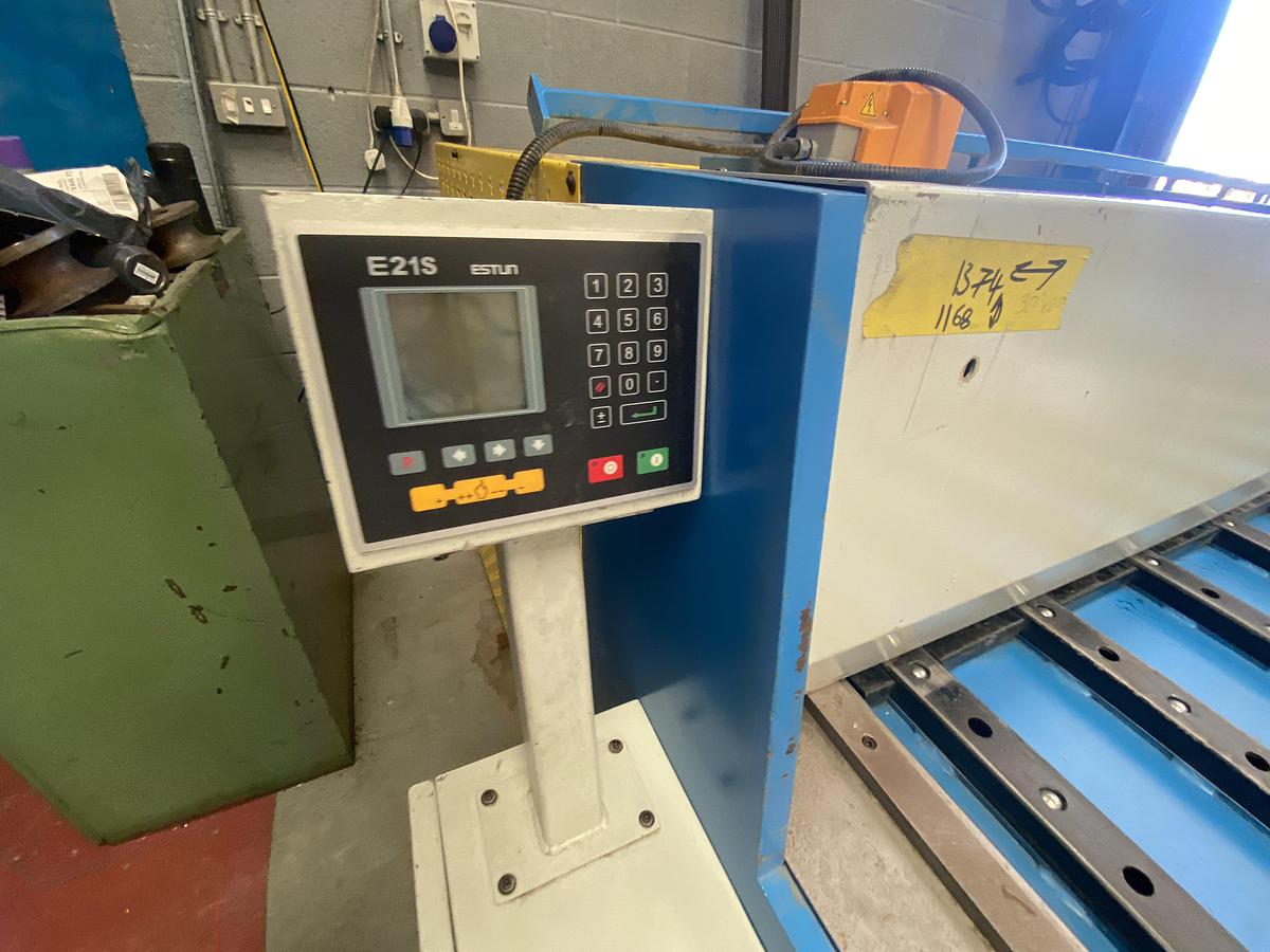 Used Mach Cut 2500mm x 3.2mm Mechanical guillotine