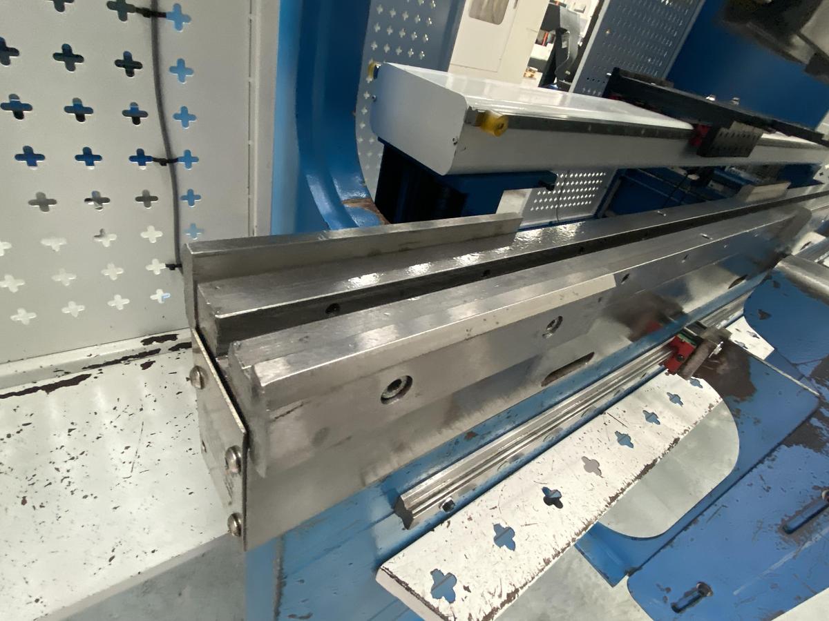 Used EDWARDS PEARSON EPT CNC ECO 3m x 135 ton Press brake