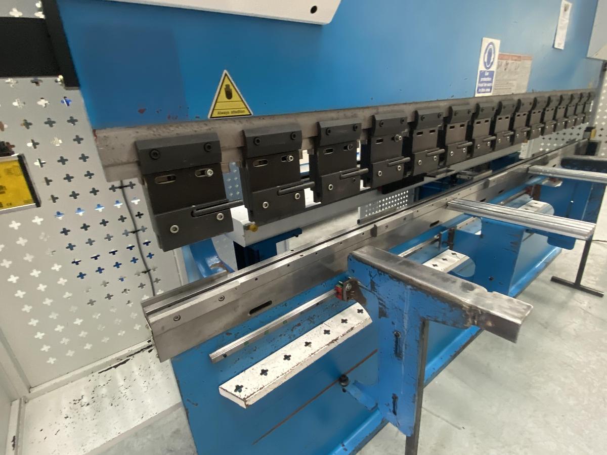 Used EDWARDS PEARSON EPT CNC ECO 3m x 135 ton Press brake