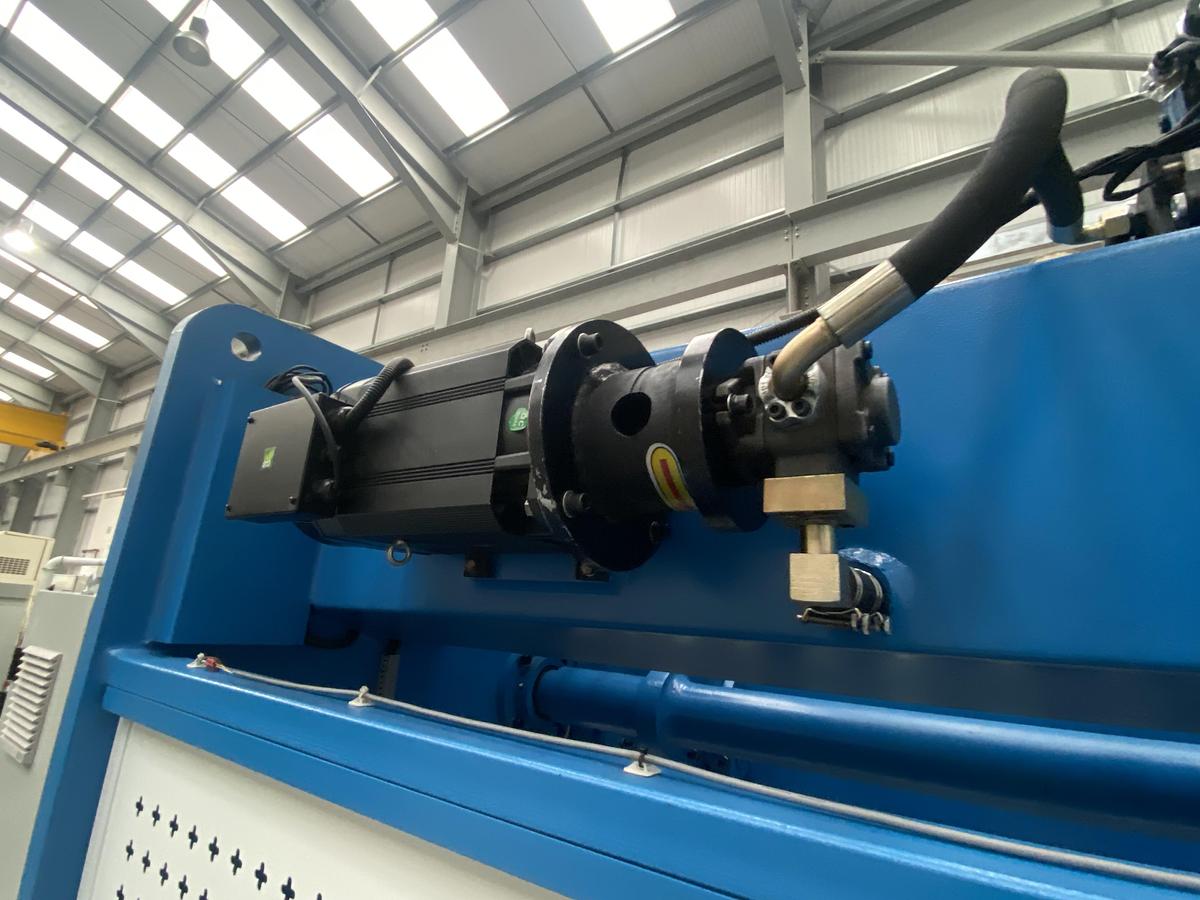 Used EDWARDS PEARSON EPT CNC ECO 3m x 135 ton Press brake