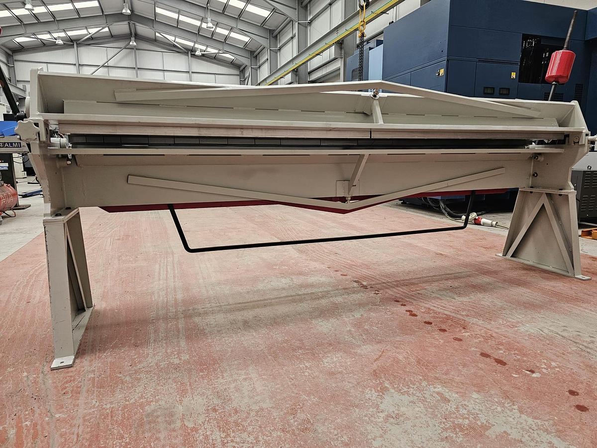 Used Morgan rushworth 3m x 2mm box and pan folding machine