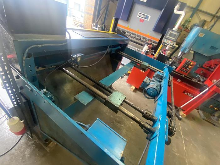 Used Press and shear 1300mm x 2.5 mm direct drive guillotine