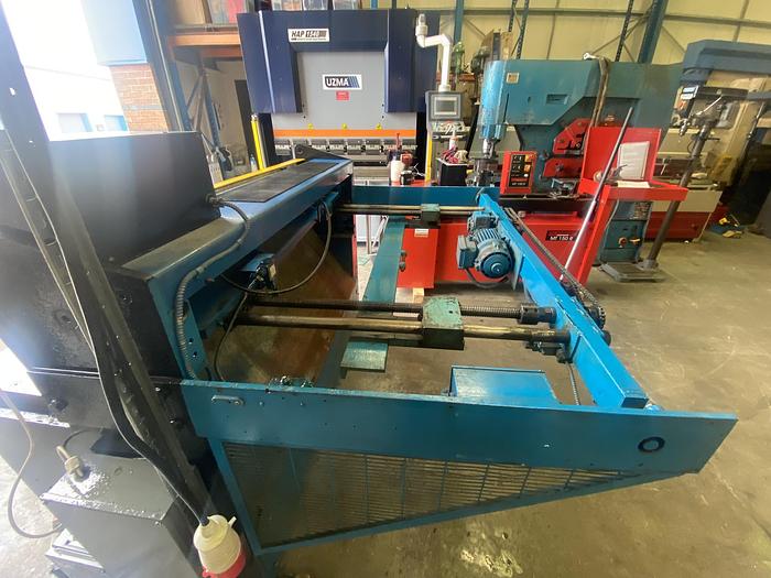 Used Press and shear 1300mm x 2.5 mm direct drive guillotine