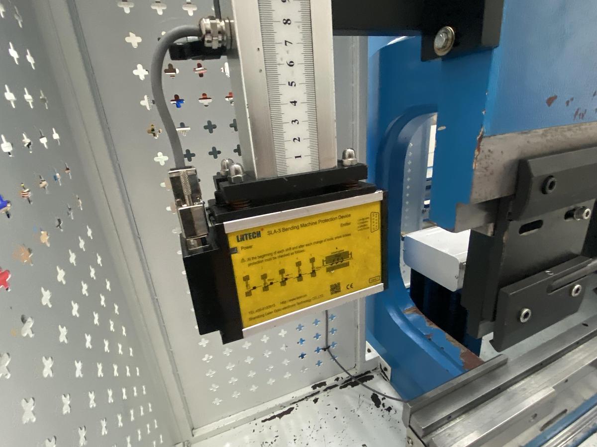 Used EDWARDS PEARSON EPT CNC ECO 3m x 135 ton Press brake