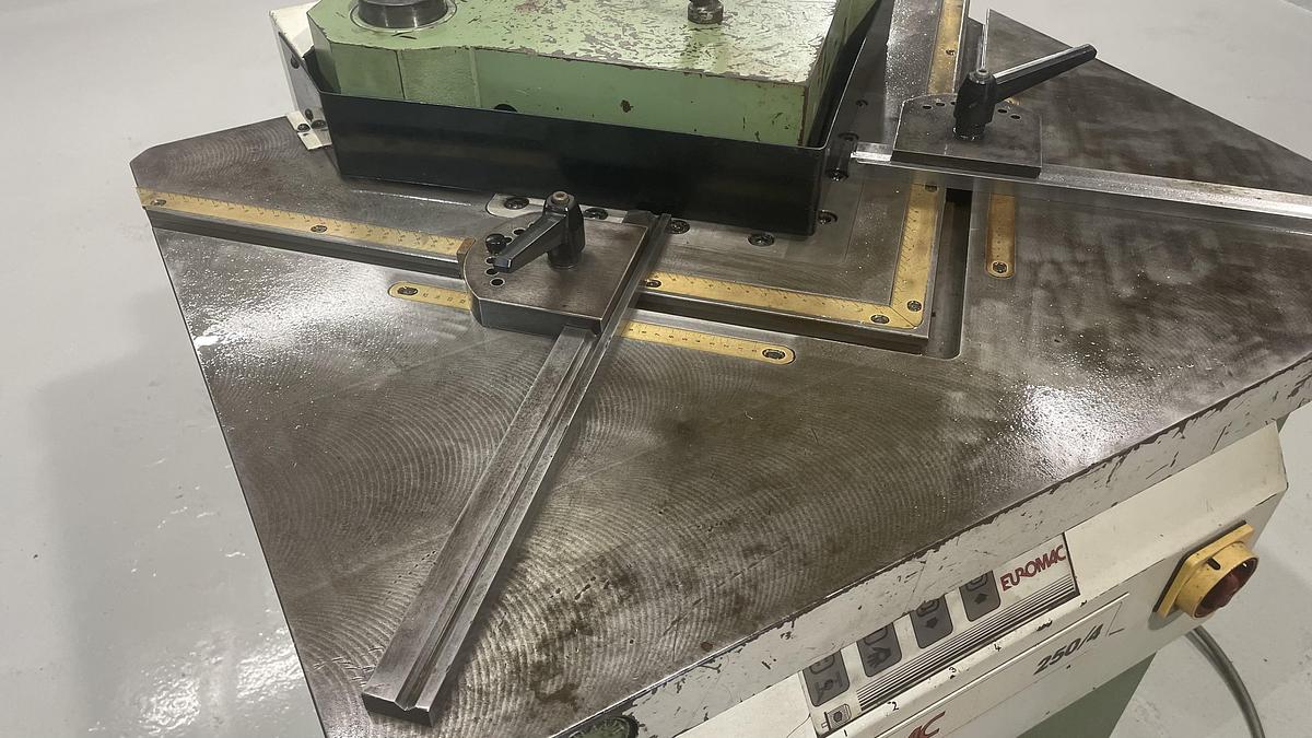 Used EUROMAC 200/4   4mm capacity Corner notcher