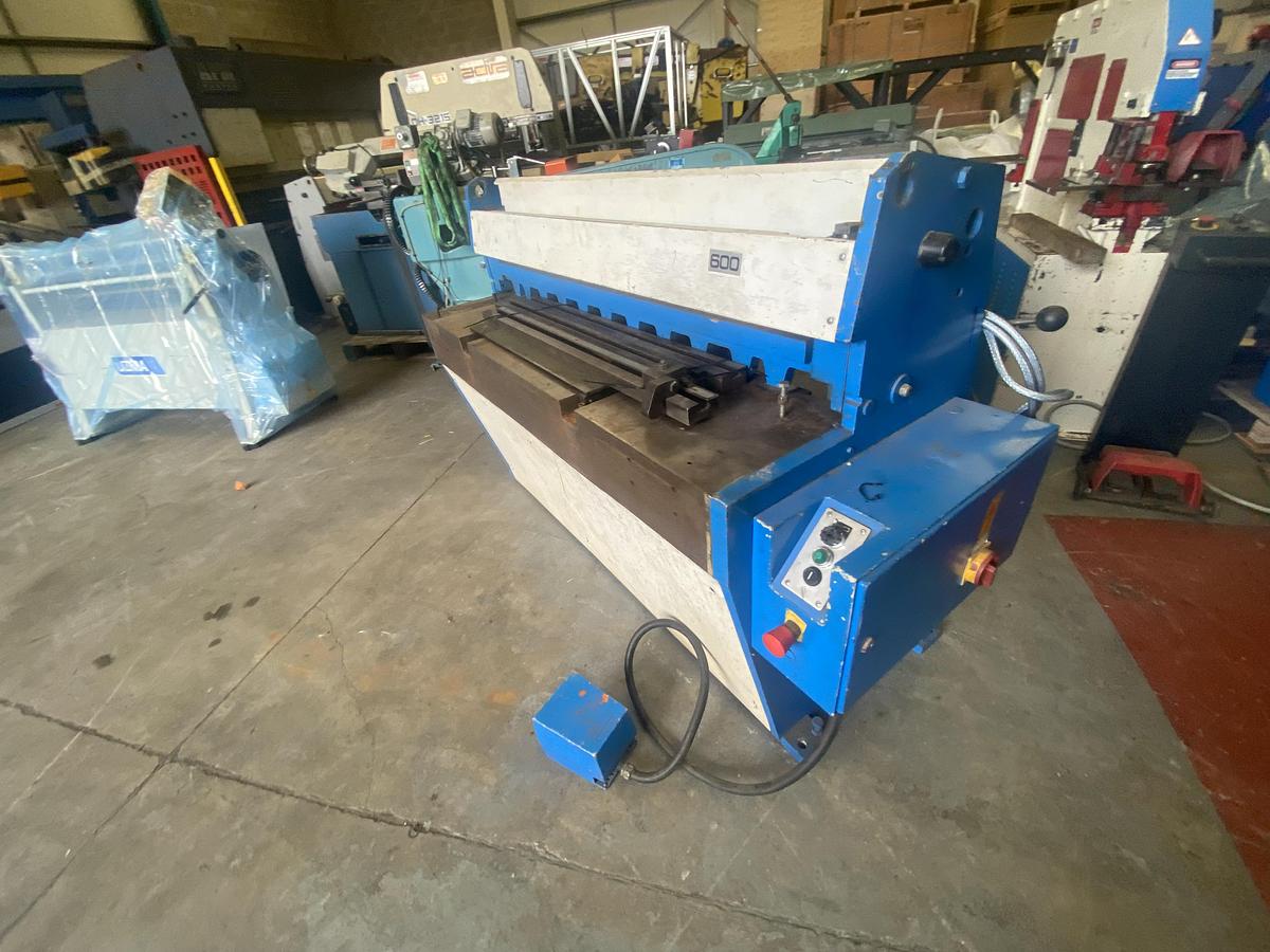 Used EDWARDS Direct Drive 1270mm x 3.2mm guillotine