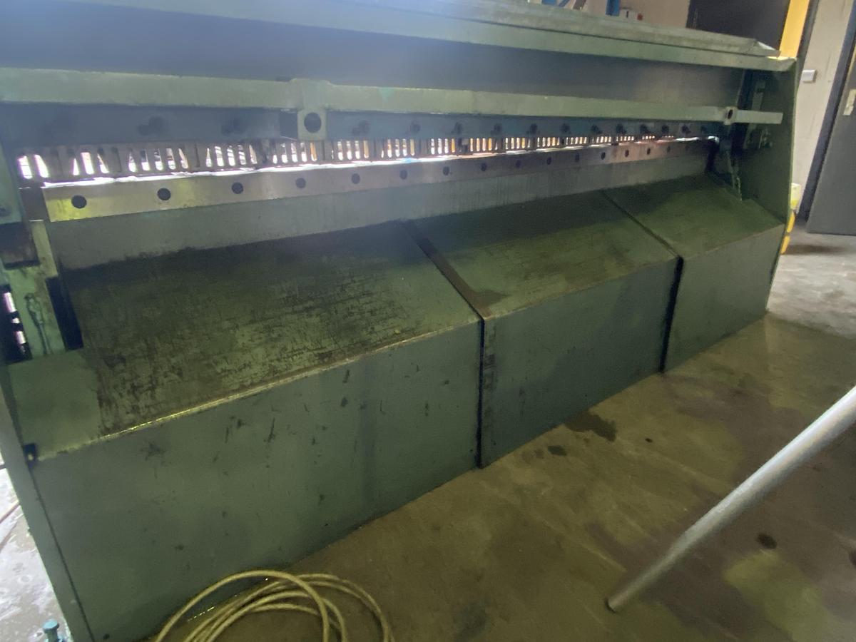 Used EDWARDS Direct Drive 2500mm x 3.25 mechanical guillotine 