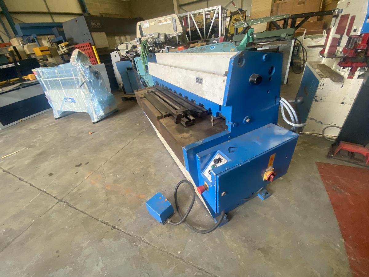 Used EDWARDS Direct Drive 1270mm x 3.2mm guillotine