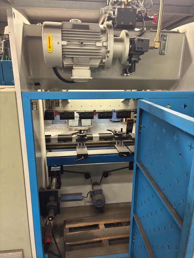 Used Mach 30 ton x 1300 cnc Press brake 