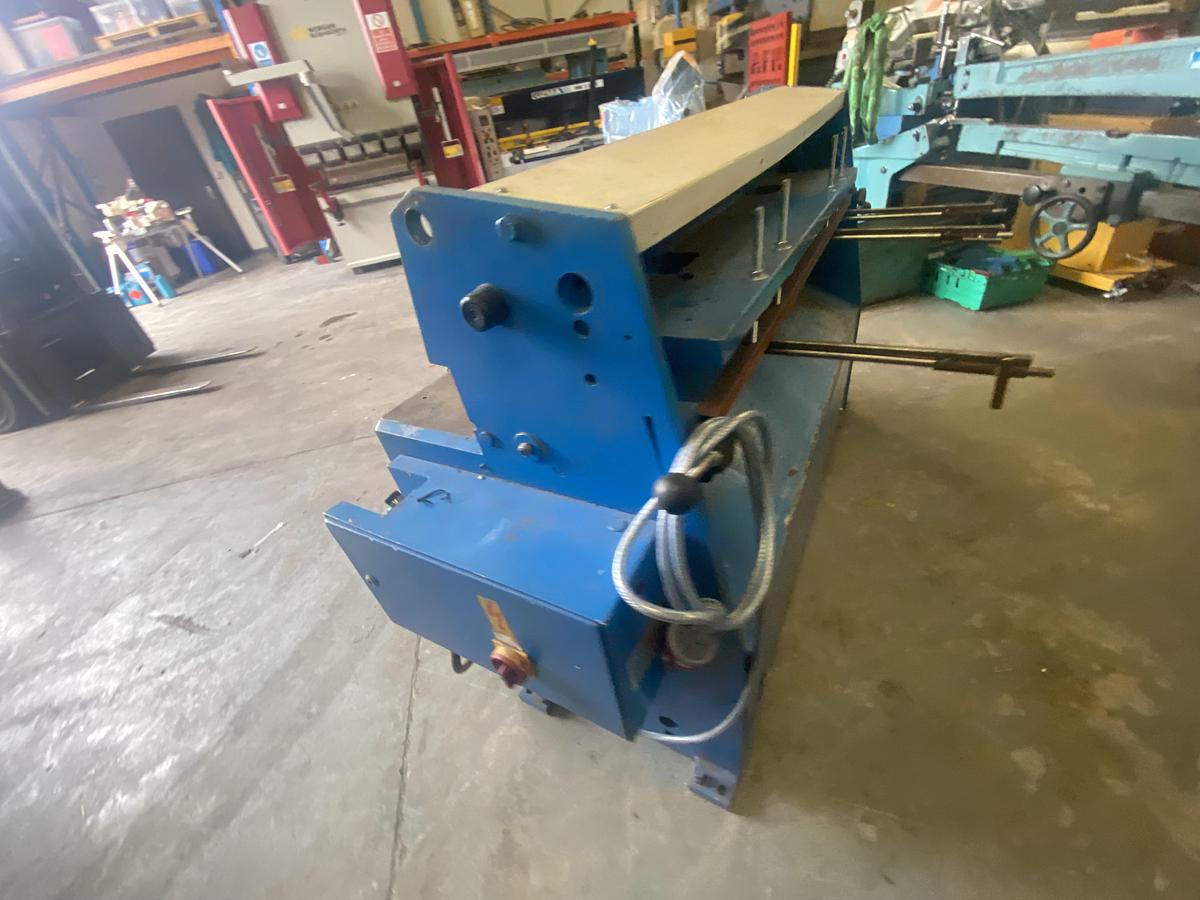 Used EDWARDS Direct Drive 1270mm x 3.2mm guillotine