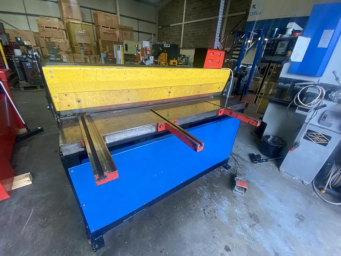 Used Press and shear 1300mm x 2.5 mm direct drive guillotine