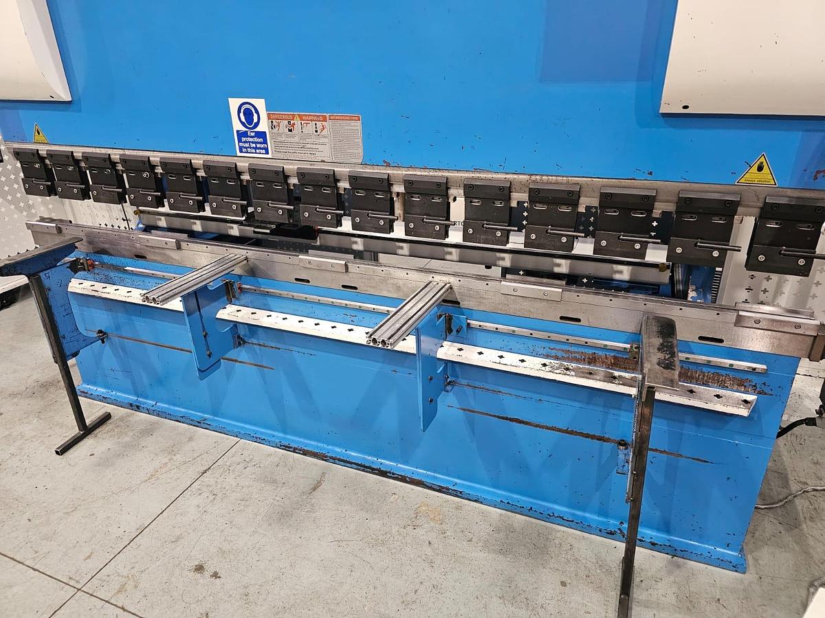 Used EDWARDS PEARSON EPT CNC ECO 3m x 135 ton Press brake