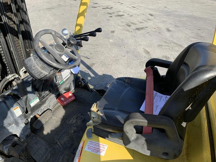 Used 13,500 POUND HYSTER FORKLIFT WITH CASCADE ROLL CLAMP