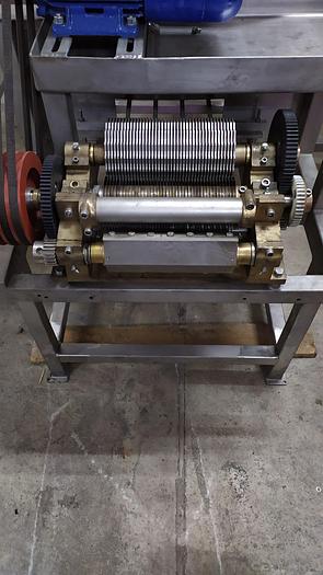 Used Kostkownica i krajalnica w słupki z podajnikiem taśmowym URSCHEL J-9A