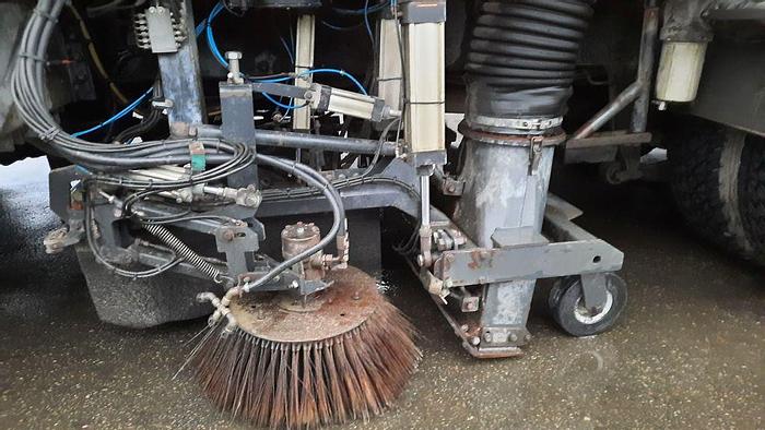 Gebruikt 2006 Volvo FM9 4x2R + Johnston Beam VX800