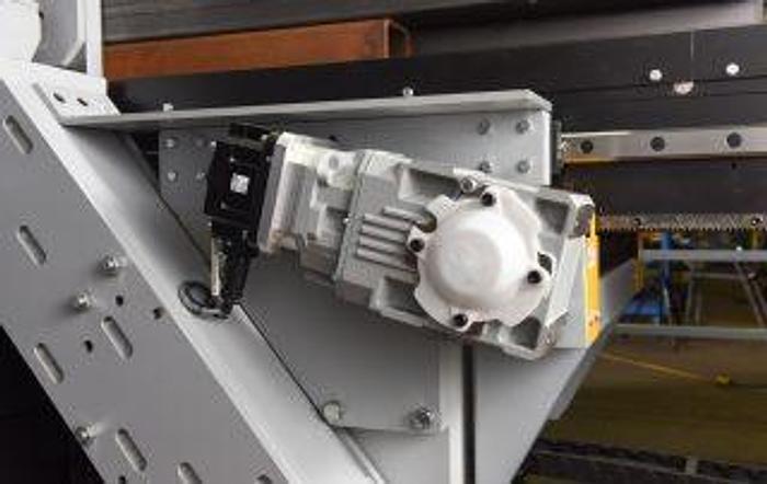 New Hyd-Mech V-21/26APC Automatic Vertical Mitering Band Saw