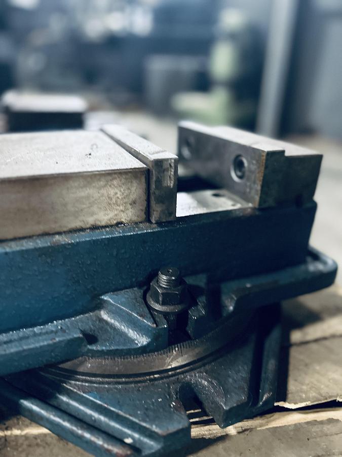 Used T&O Table Vise