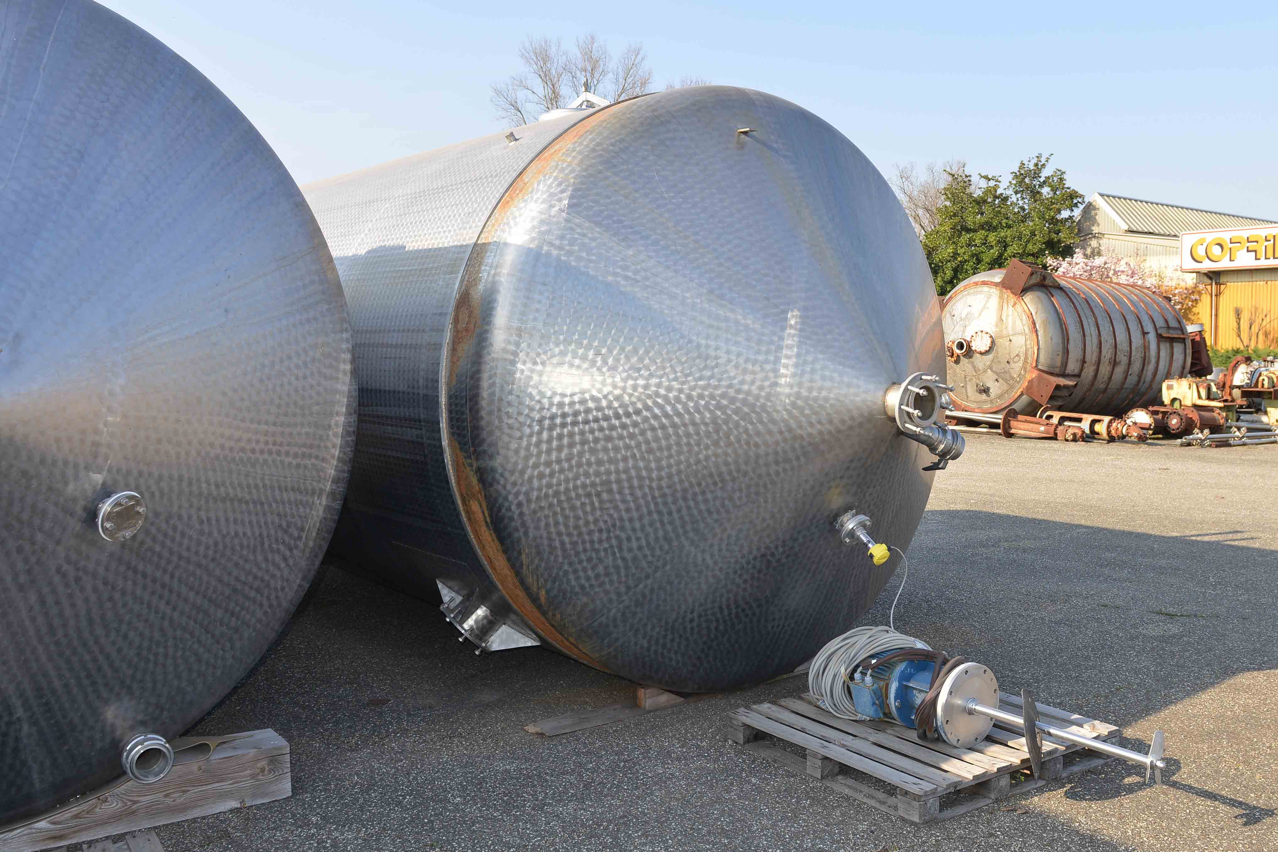 Used Serbatoio con fondo conico, da 31500 litri, con agitatore laterale