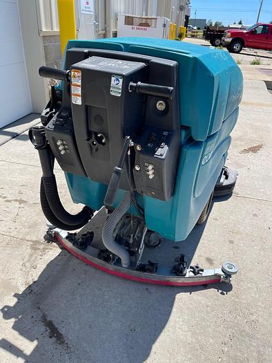 Refurbished TENNANT 5680 WALK-BEHIND FLOOR SCRUBBER (32" DUAL-DISK) #M5700R