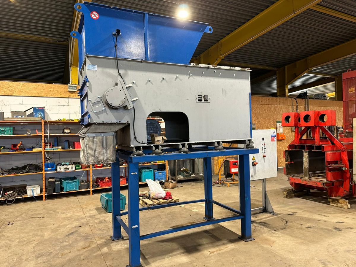 Usado Trituradora de un solo eje Zerma, tipo ZWS 850, construida en 2013, incluye embudo y soporte, para madera